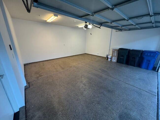 Building Photo - 810 E Palm Canyon Dr