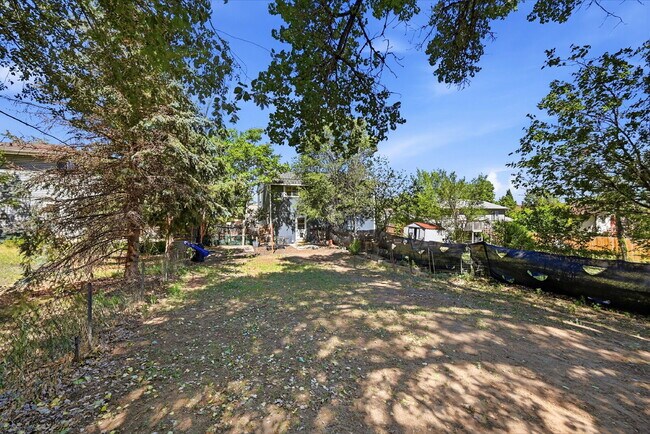 Building Photo - $1,695.95 - 2 Bed, 1 Bath Townhome In Denver with In Unit Laundry!