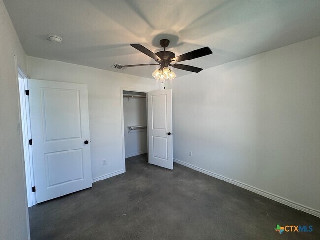Building Photo - 907 Smoke Tree Ln