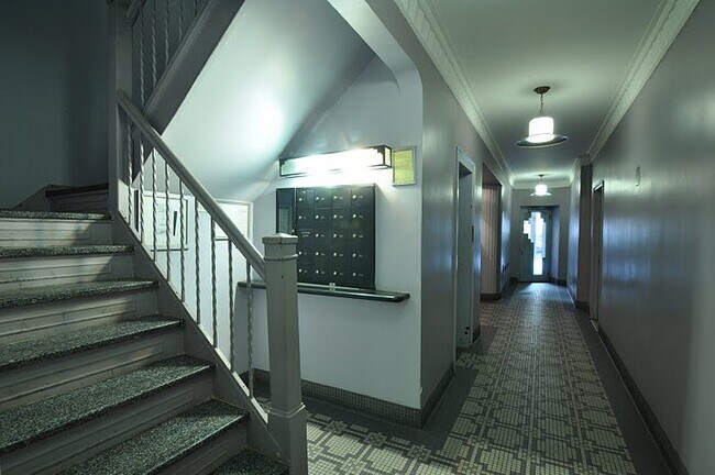 Building Photo - 113 E 31st St