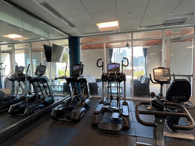 Building Photo - Spacious 2 bedroom 3 bath condo with office in City Lights!