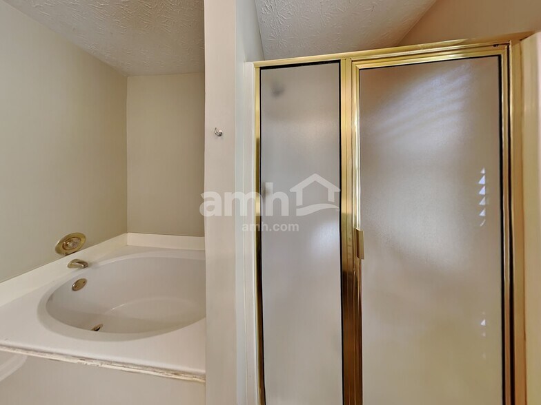 Building Photo - 4960 Hopeland Dr