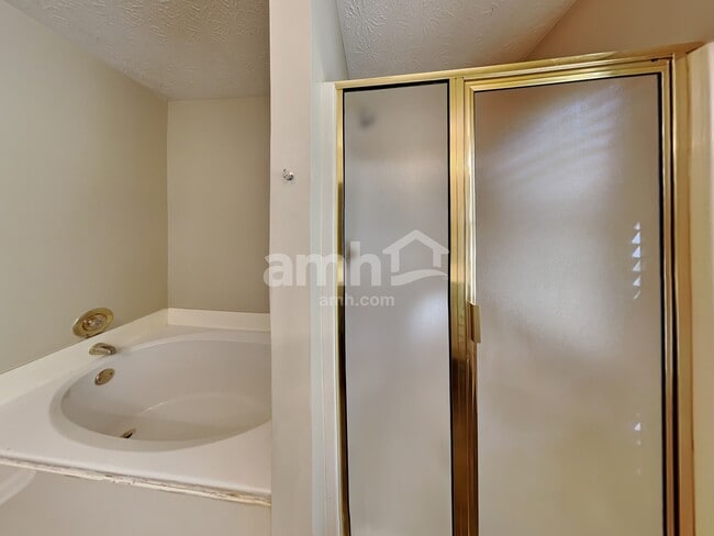 Building Photo - 4960 Hopeland Dr