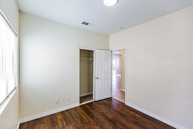 Building Photo - 1 Story home with 3 Bedrooms