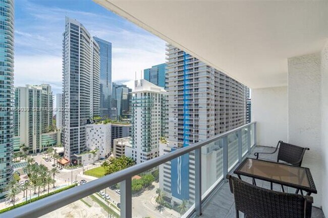 Building Photo - 1155 Brickell Bay Dr