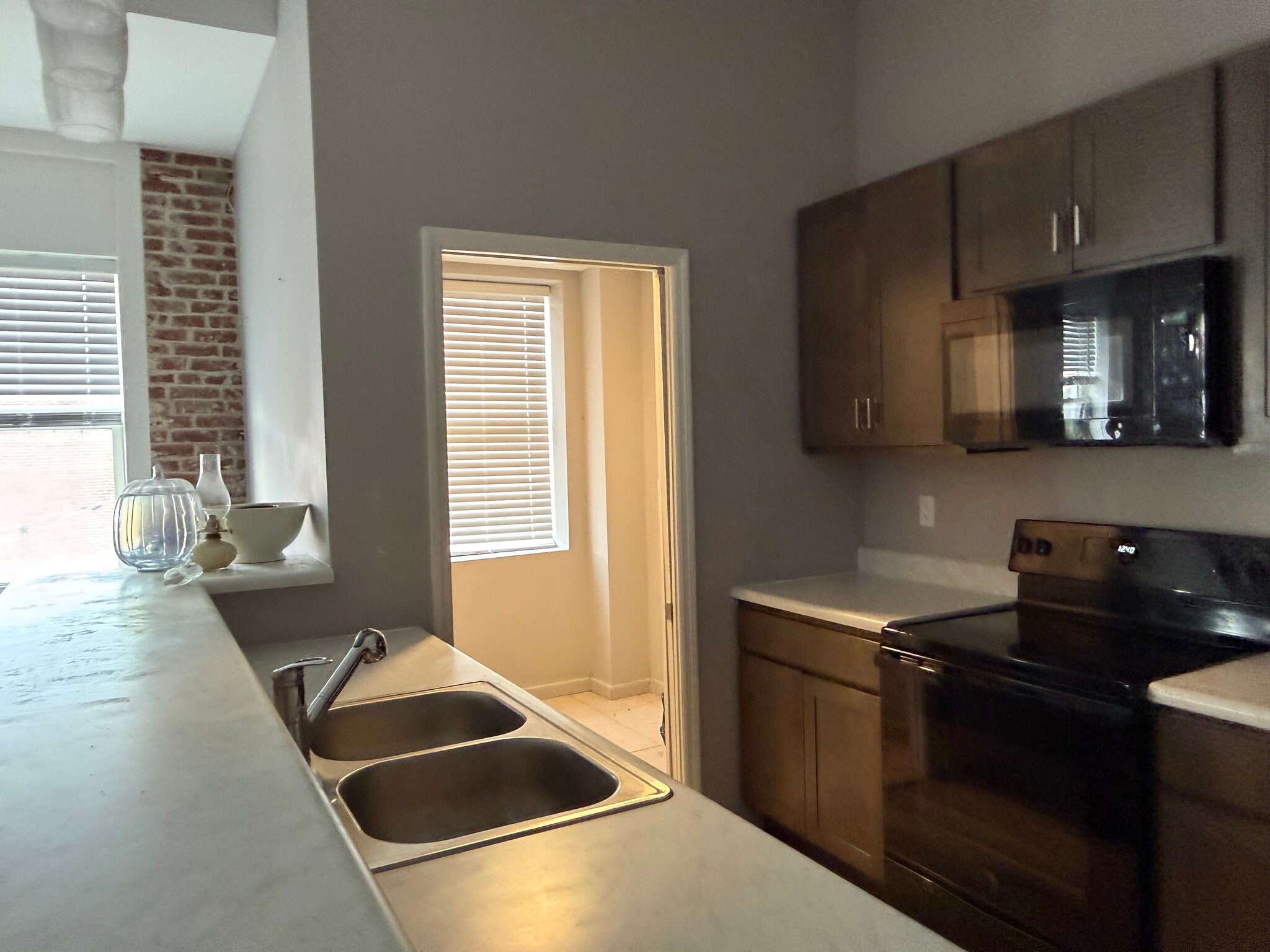 Kitchen and Laundry - 101 E Saint Louis St