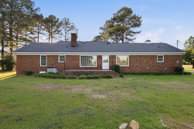 Building Photo - 3 bed 2.5 Bath Just Outside Buies Creek