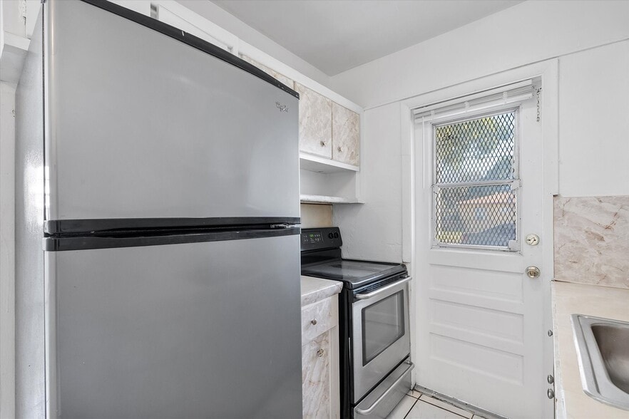 Building Photo - 16100 NE 19th Ct