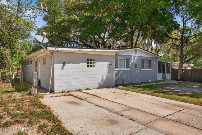 Building Photo - 6955 Miss Muffet Ln S