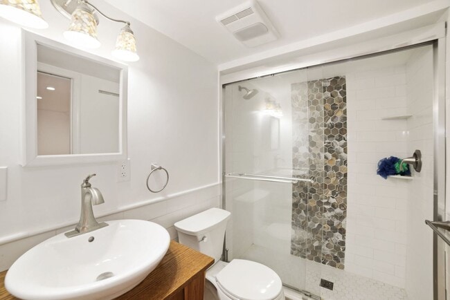 Building Photo - 1 Month Off! Available Now!  // 3bedroom 2.5 bathroom Condo// Trinidad//Private Parking Included