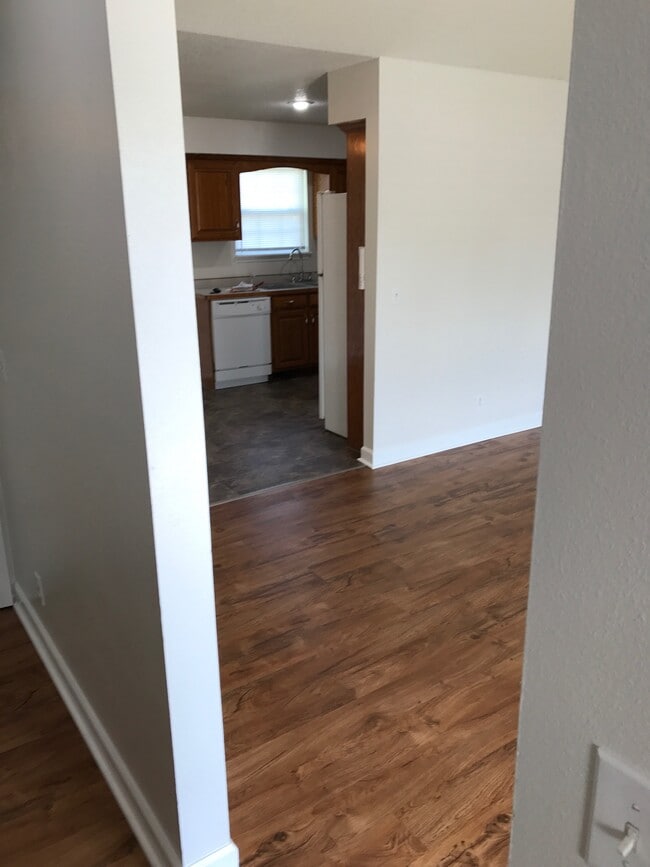 Building Photo - 613 Valley View
