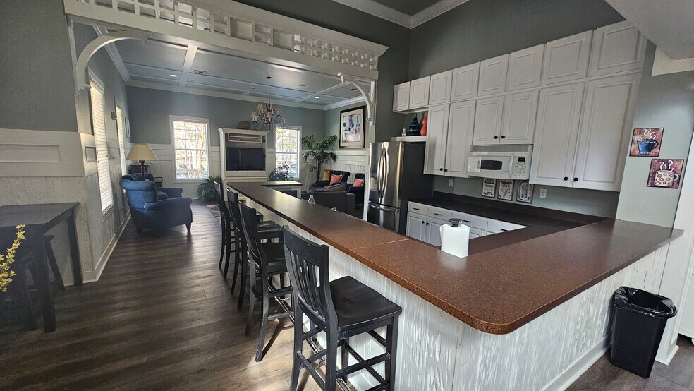 Club house lounge - 2801 Chancellorsville Dr