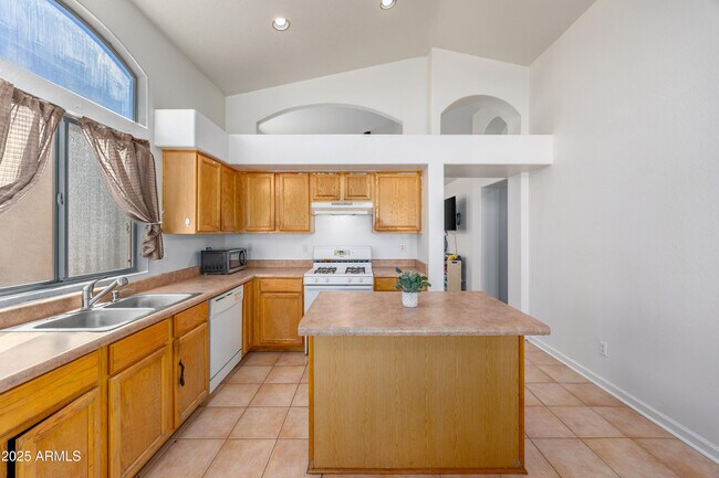 Building Photo - 3408 E Rockwood Dr