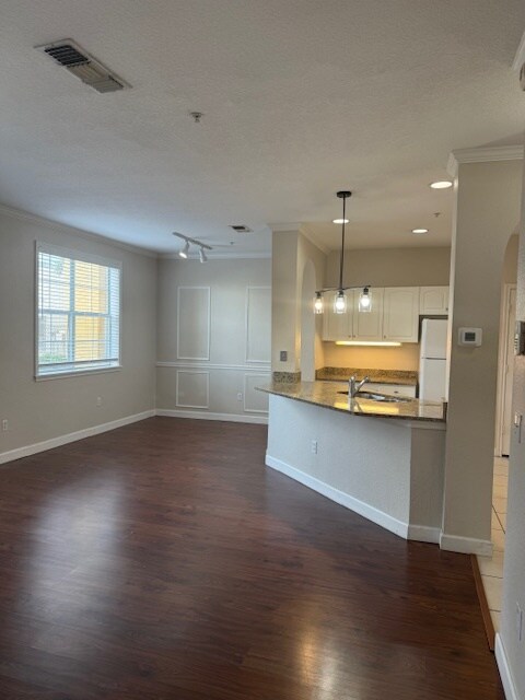 Building Photo - 860 N Orange Ave