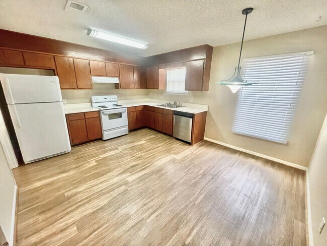 Building Photo - Lakewood Commons B202