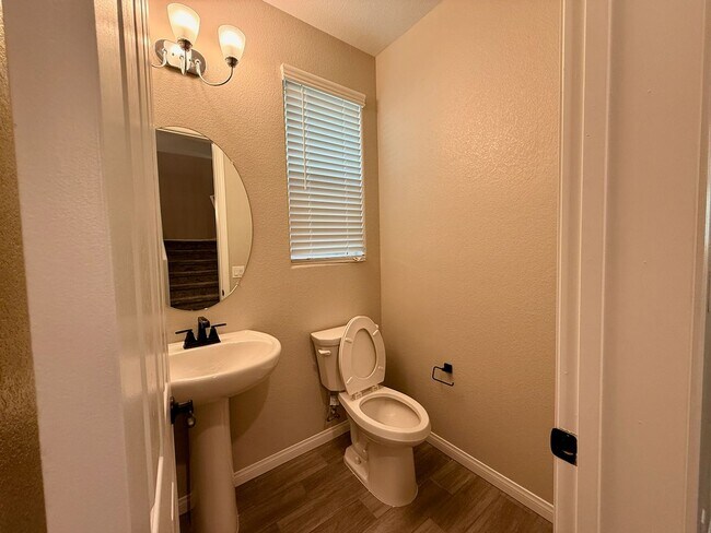 Building Photo - 3 BED 2.5 BATH 2 CAR GARAGE MODERN TOWNHOM...