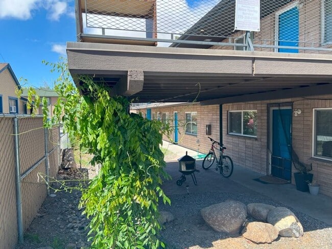 Building Photo - One Bedroom Upstairs Reno Apartment