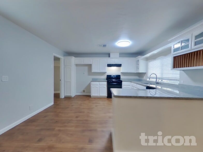 Building Photo - 304 Robert St