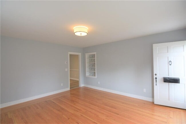 Building Photo - 5 Holten Ave