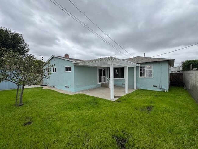 Building Photo - Beautiful 3 bedroom 2 bath HOME . . .  Clo...
