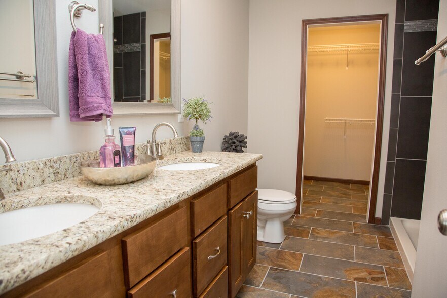 Primary bedroom bathroom - 6353 Pawnee Ln