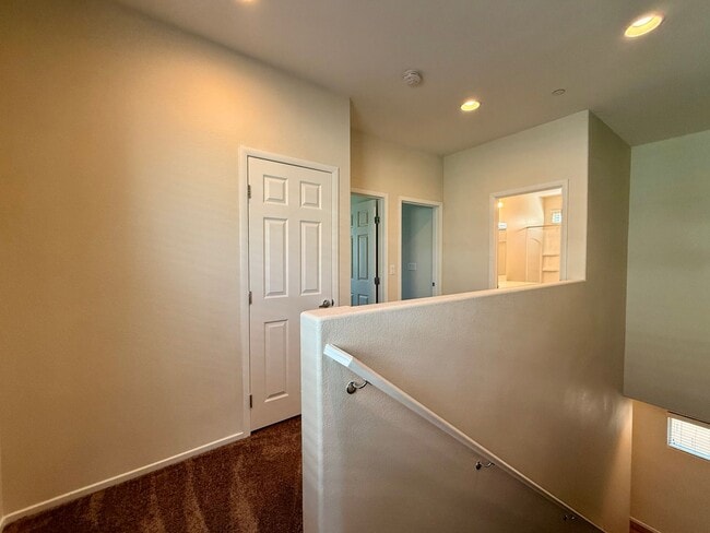 Building Photo - 3 BED 2.5 BATH 2 CAR GARAGE HOME w/ LOFT &...
