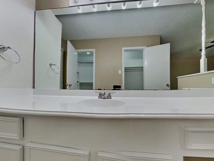 Building Photo - 22311 Meadowgate Dr