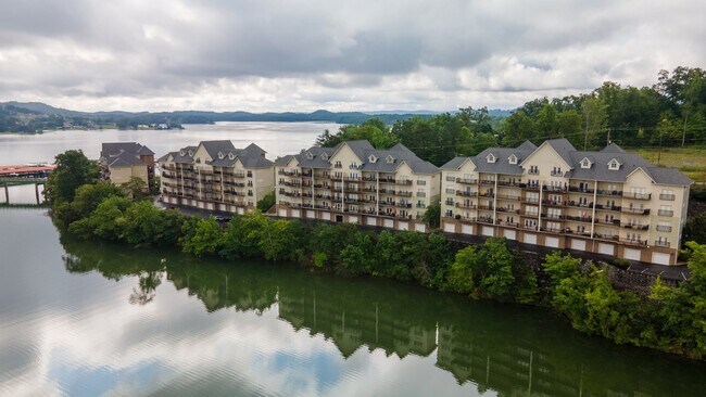 Building Photo - Lakefront Condo for Rent | 2 Bed, 2 Bath |...