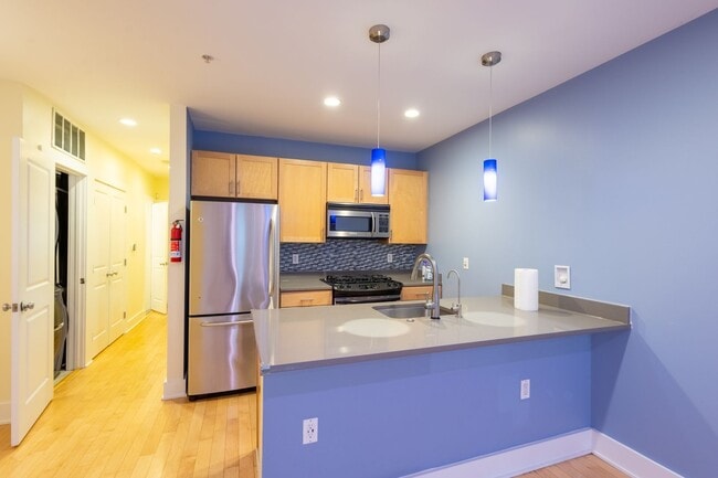 Building Photo - Lovely 1 BR + 1 Den/2 BA Condo in Mt Vernon Square!