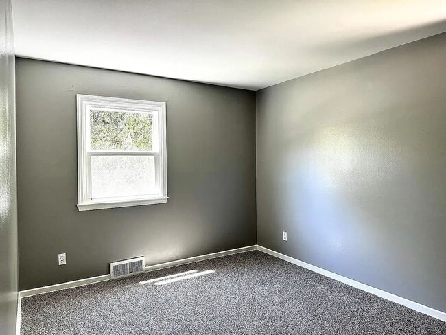 Building Photo - 340 Crescent Ln