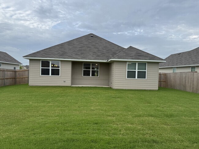 Building Photo - 8018 Timber Holw Ln