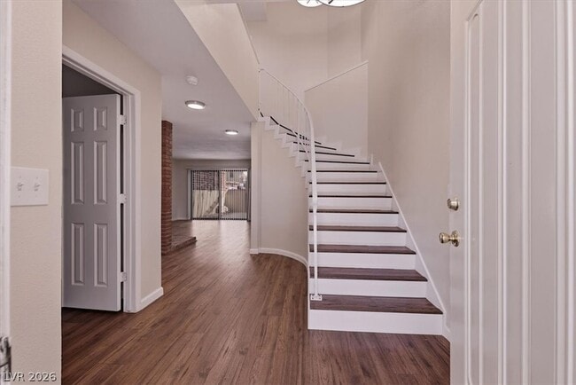 Building Photo - 2410 Pickwick Dr