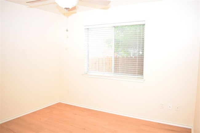 Building Photo - 2418 Willow Way
