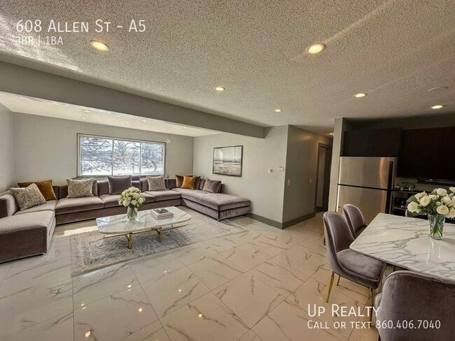 Building Photo - 608 Allen St