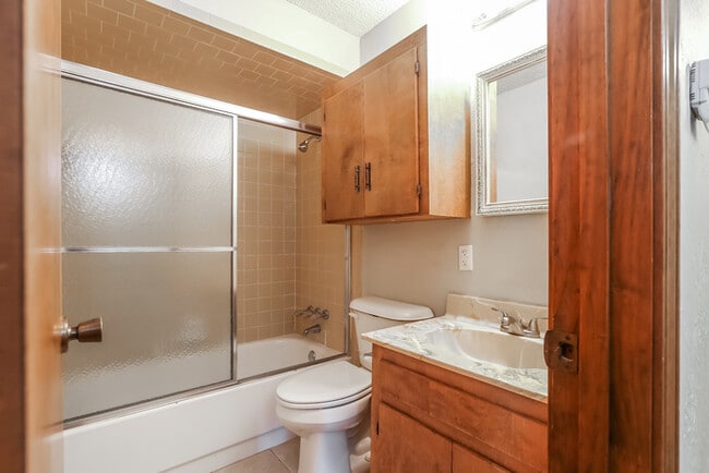 Building Photo - 896 Hacienda Dr