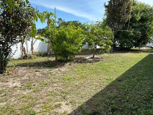 Building Photo - Spacious 4 Bedroom Home with Fenced Yard a...