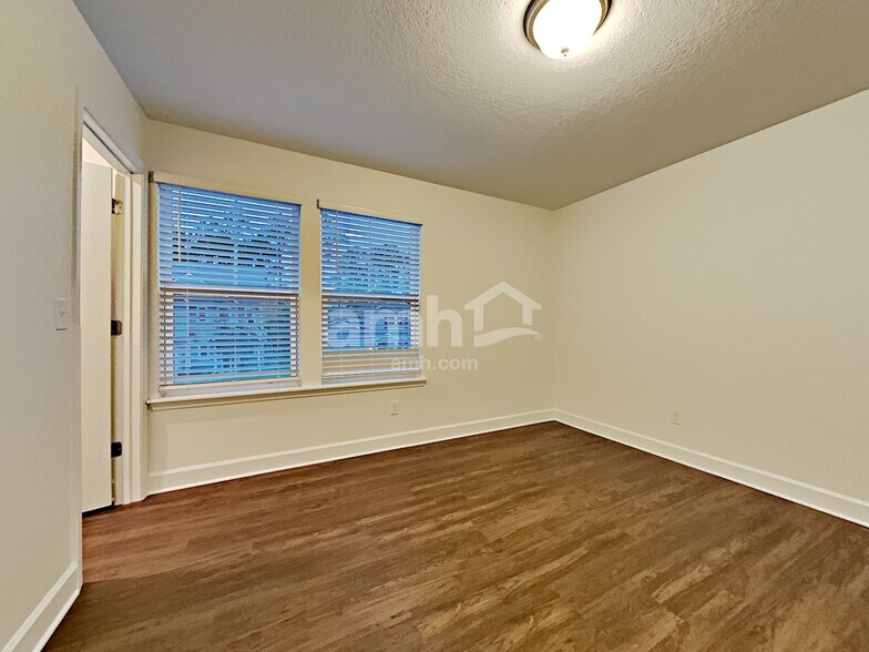 Building Photo - 450 Sandstone Dr