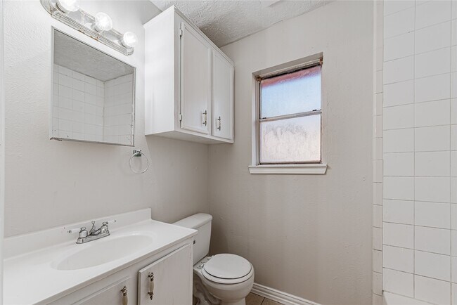 Building Photo - 2021 Kingsdale Dr