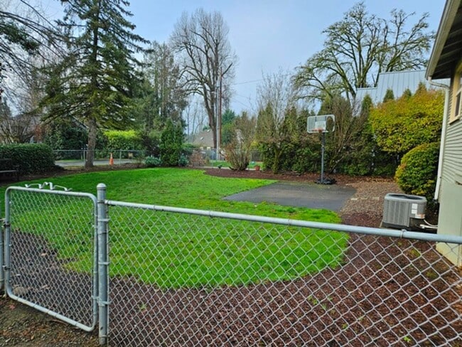 Building Photo - 4Bd/1Ba two story home - For viewing