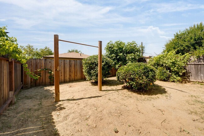 Building Photo - Charming 2 Bedroom Duplex with Private Backyard & Garage!