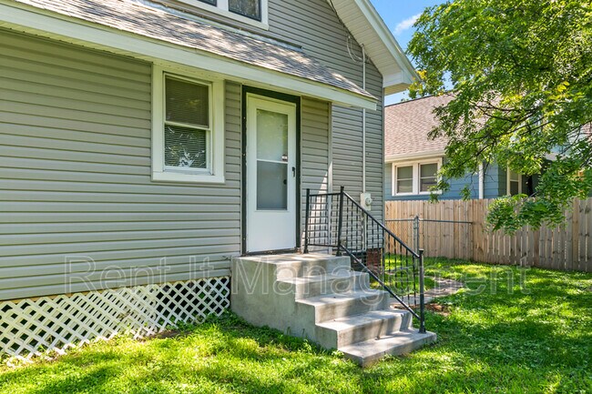 Building Photo - 2820 N 19th Ave