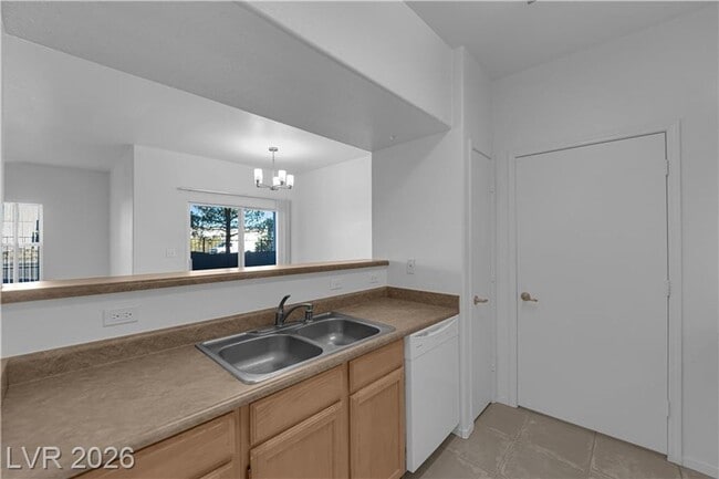 Building Photo - Beautiful 2 bedroom condo with garage!!!
