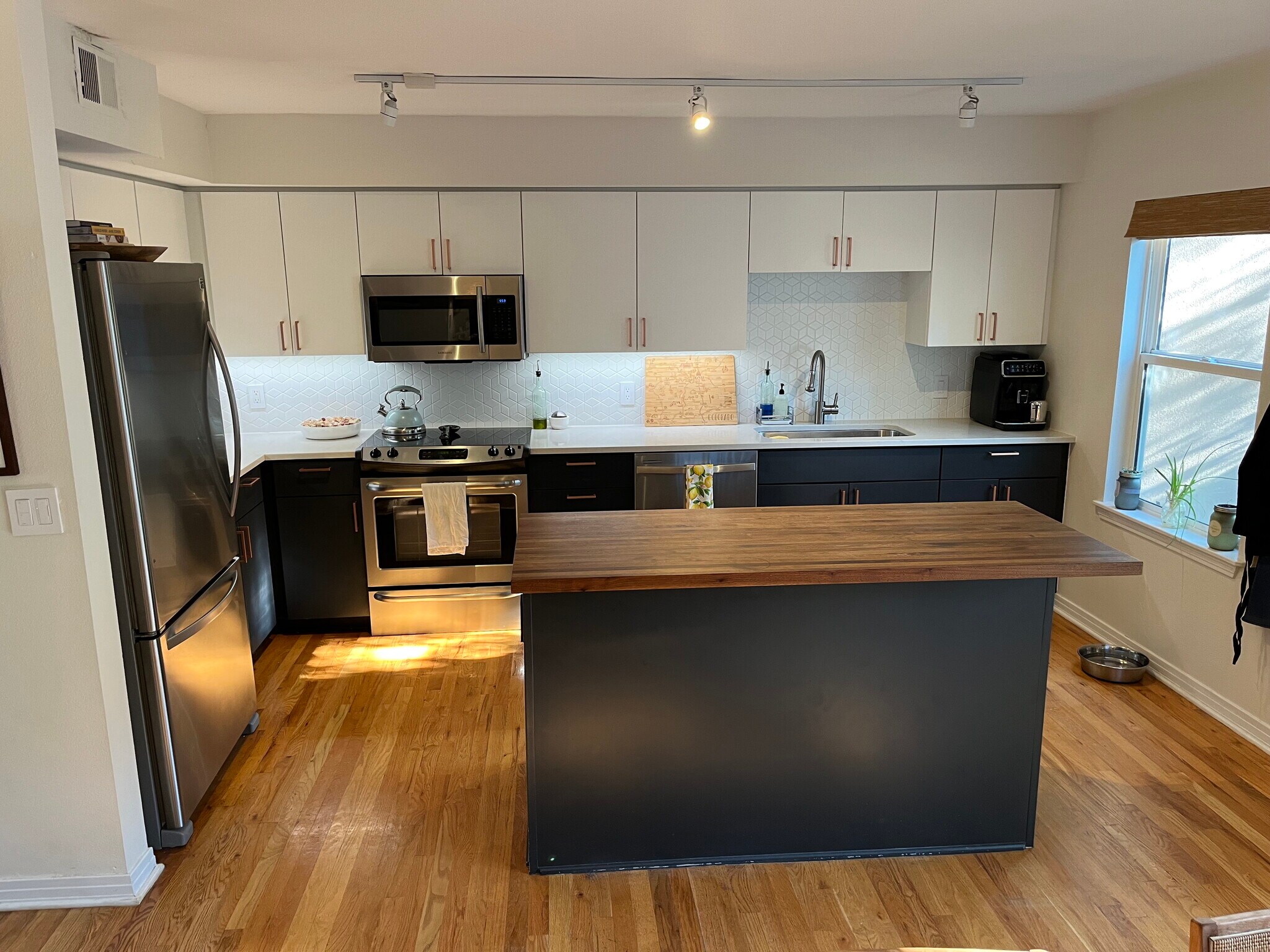 Large kitchen with access to ourdoor blacony. - 1641 N Washington St