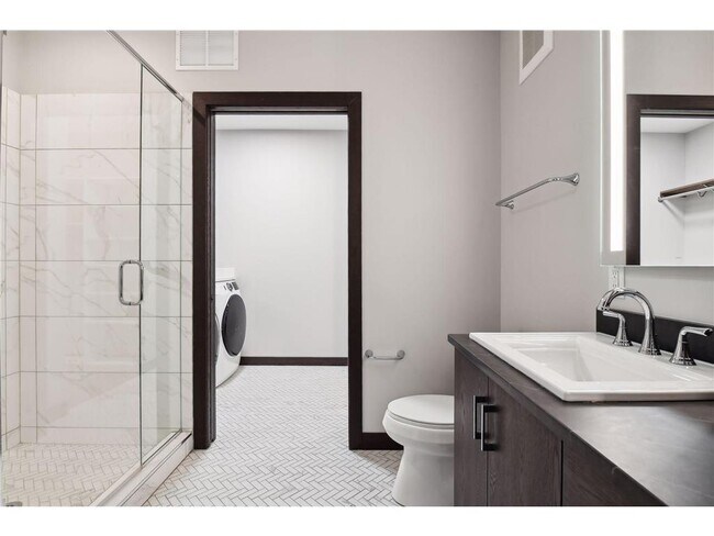 Building Photo - 253 Lake St E