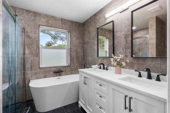 Building Photo - 7601 NW 82nd Terrace