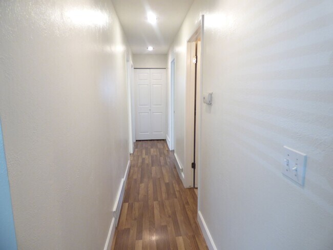 Building Photo - 5 Bd 3 Ba Home in Sandy