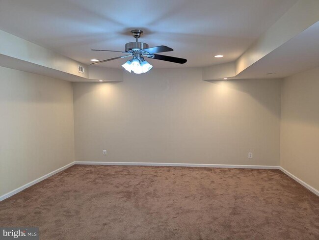 Building Photo - 9537 Evergreen Circle