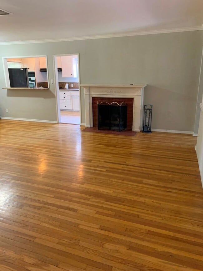 Building Photo - Sherman Oaks 3+2 w/appliances, family room, central air + more! (13627 Huston)