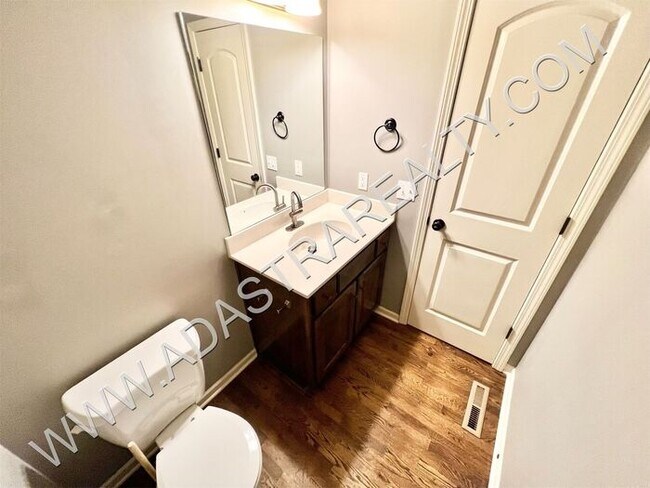 Building Photo - Beautiful and Spacious Olathe Townhome-Available in AUGUST!!!