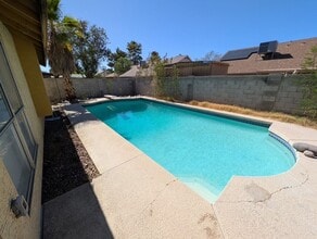 Building Photo - Sharp 3 Bedroom Home w/Pool in Glendale